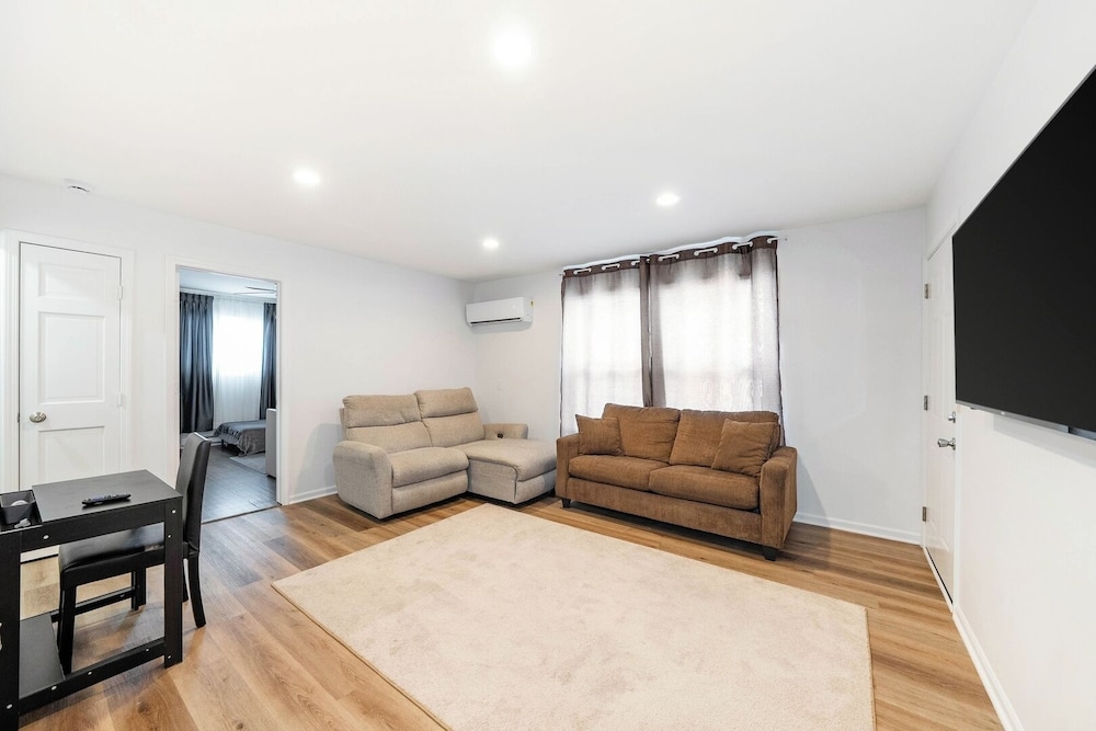 Renovated Apt w/ A/c, Wifi & Free Parking