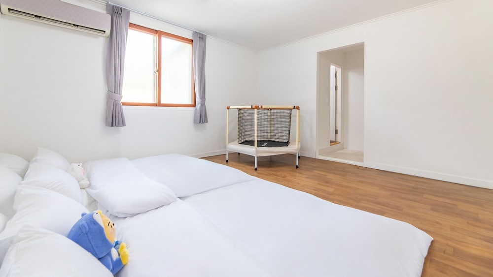Ganghwa Hi Mom Kids Spa Pension Yellow