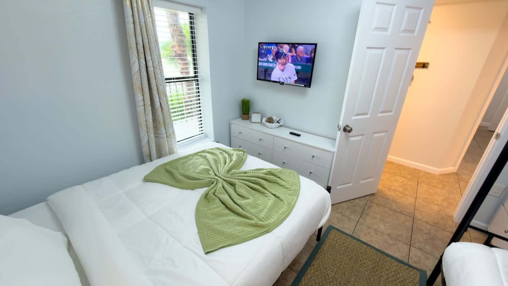 Sleeps 10 Direct Beach Heated Pool 3 Bedroom Apts
