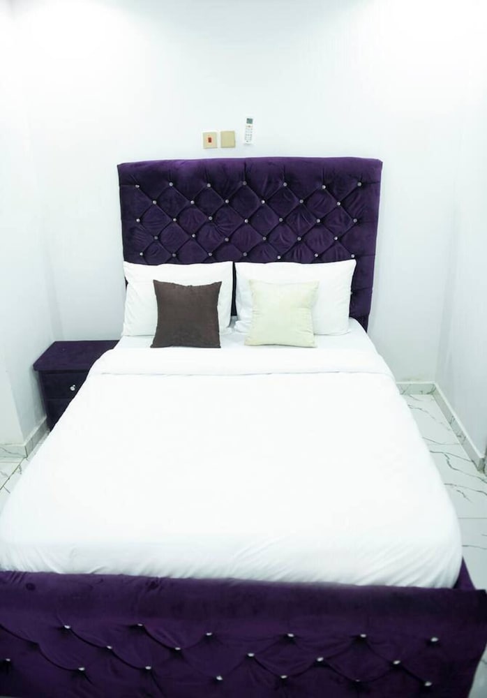 Charming 1-bed Apartment in Abuja view 4