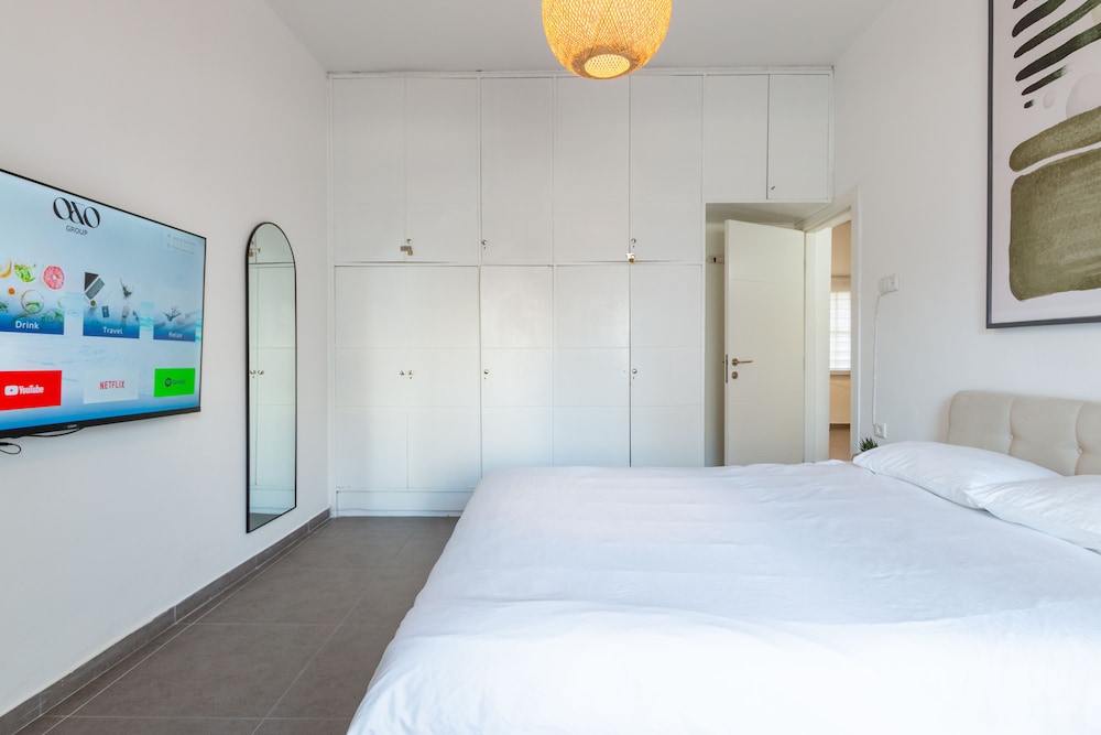 Stunning Chic 2 BR Ibn Gvirol St view 4