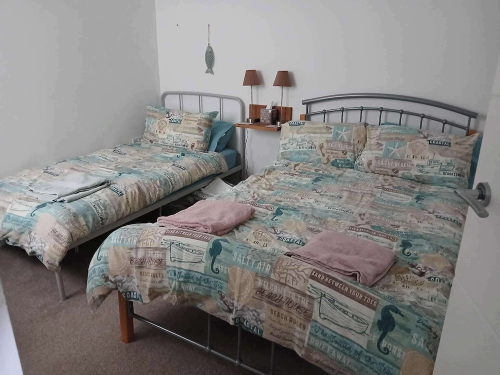 2 Bed-sleeps 5- Street Parking-3 Min to Beach