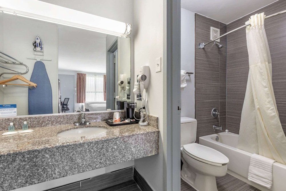 Gainesville Vacations - Suburban Studios Gainesville - Property Image 3