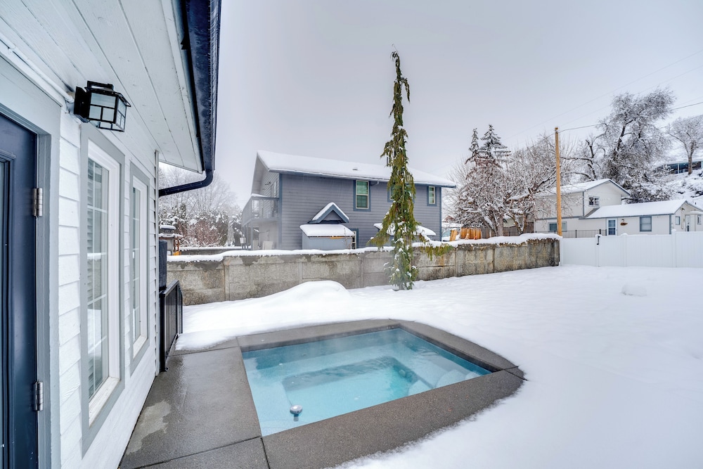 2 Blocks to Downton Chelan: Home w/ Hot Tub!