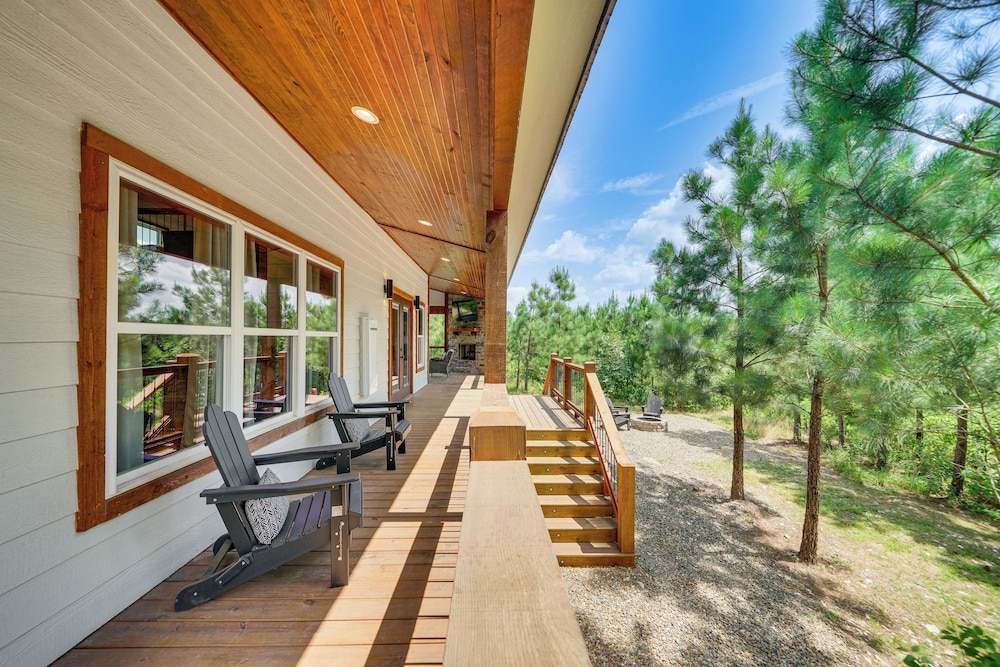 Tree-lined Broken Bow Studio Cabin w/ Hot Tub!