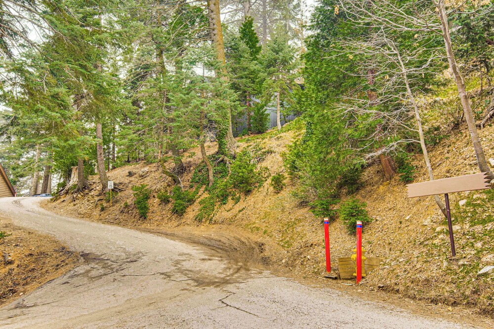 2 Mi to Lake Arrowhead: Treetop Retreat w/ Deck