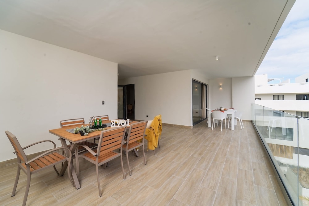 4 Bedroom Beach Penthouse w Private Rooftop