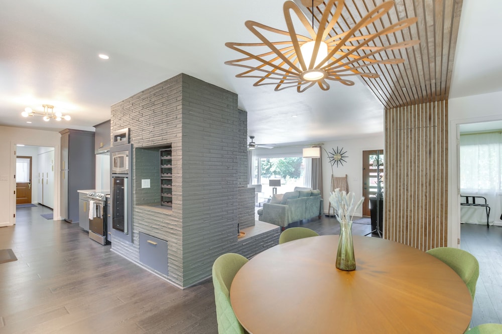 Modern Creekside Retreat 1 Mi to Spirit Mtn Casino
