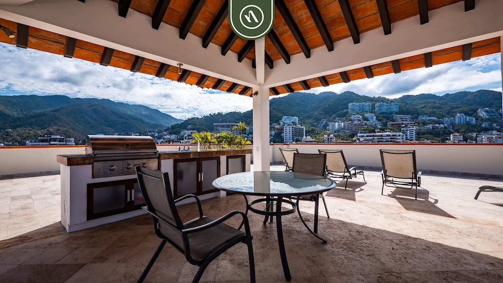 2BR Condo With Ocean View - Private Terrace