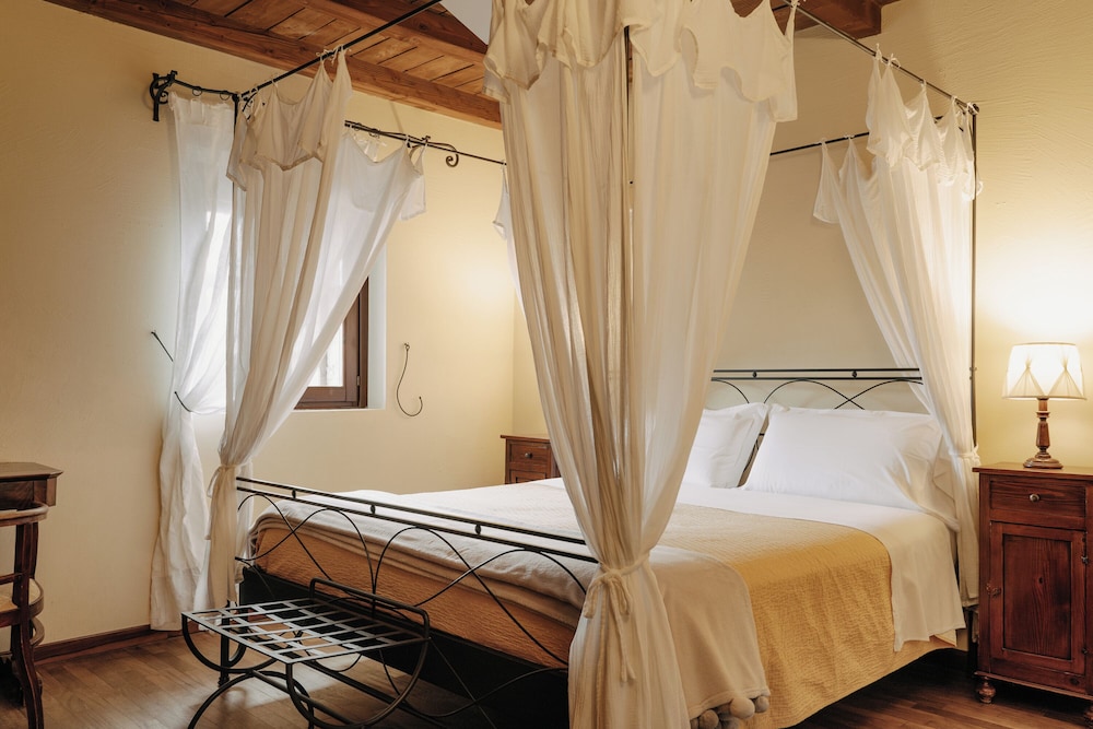 LODOLE COUNTRY HOUSE