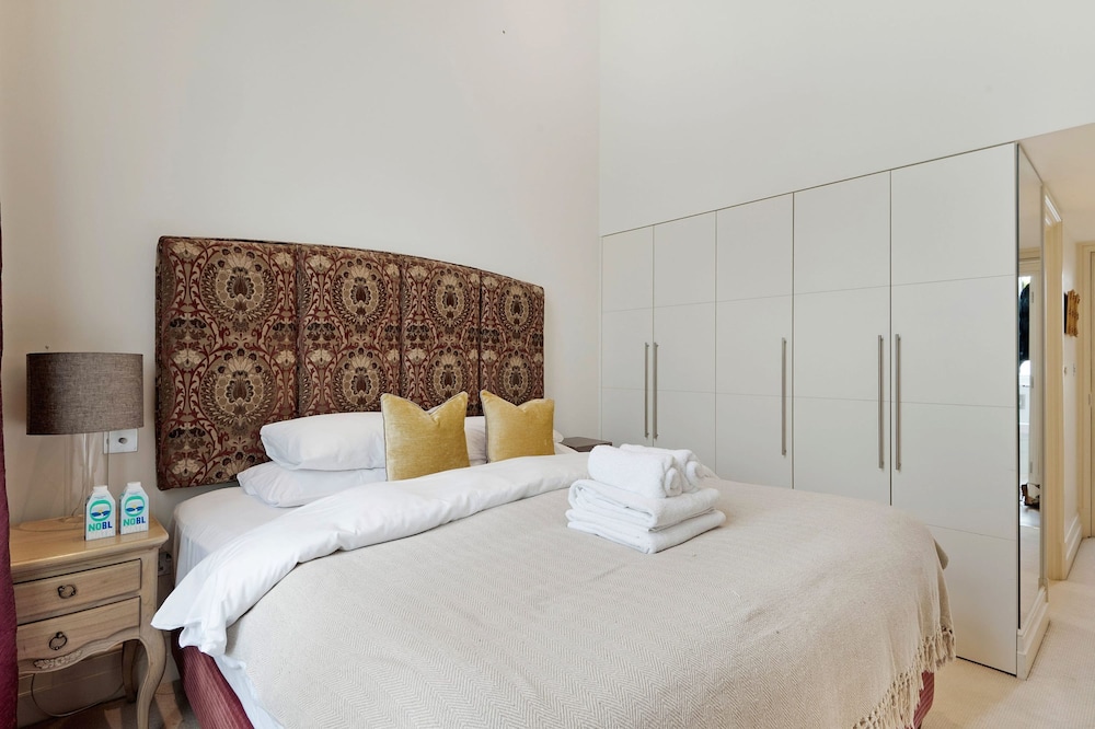 The Artists Hideaway-2 bed Mezzanine in Paddington - by Out of Office Lifestyle