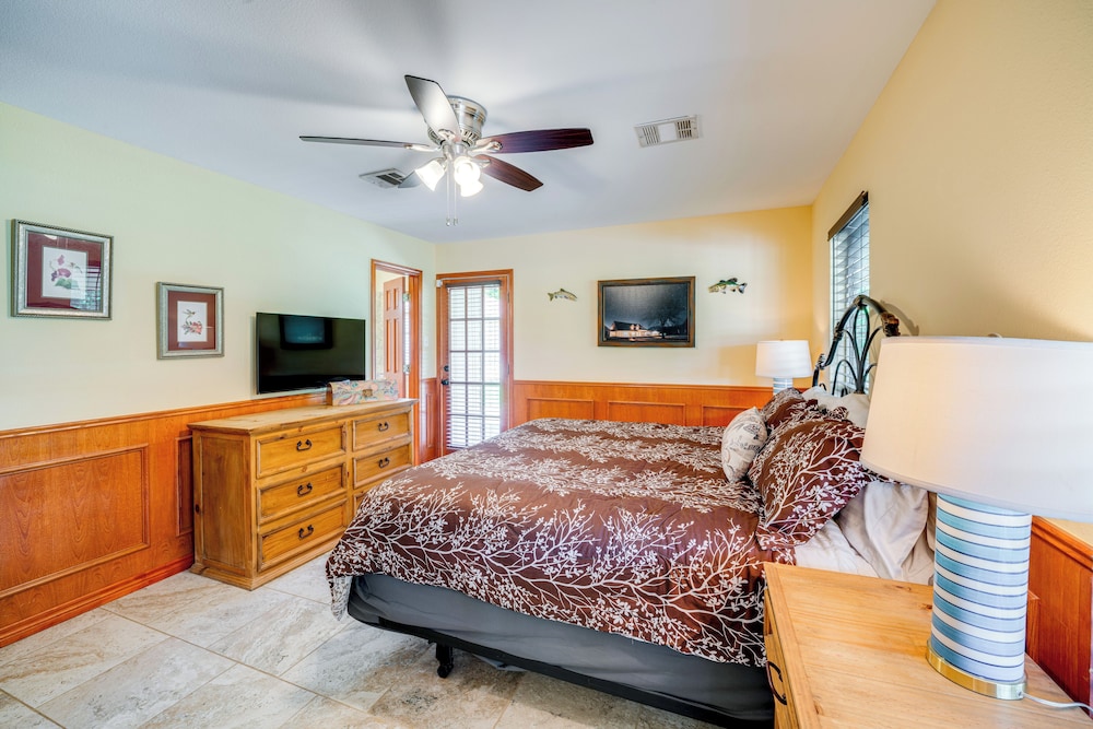 Sunrise Cove RC Llc: Lakefront Home w/ 2 Casitas!