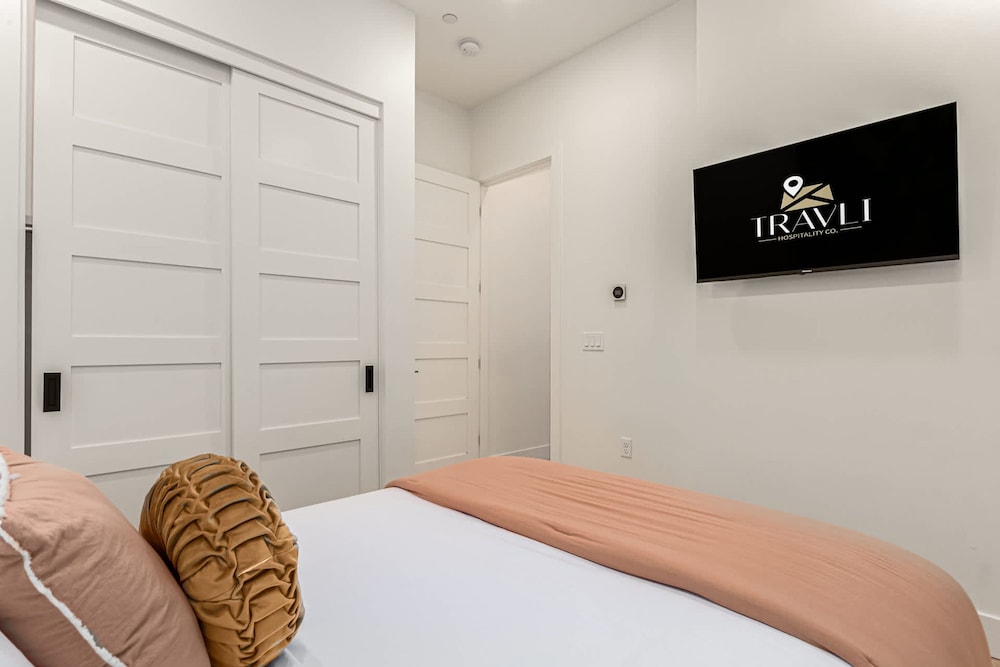 Papago Lux Townhouse 4level Oasis w Rooftop Lounge