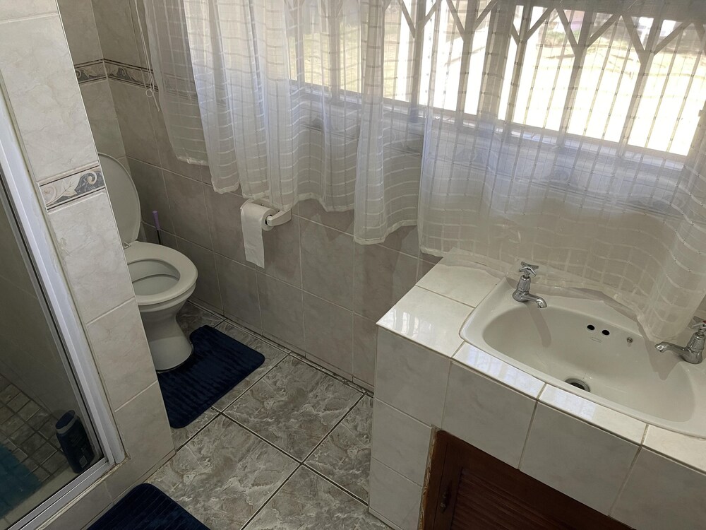 Remarkable 5-bed House in Springs & Nigel