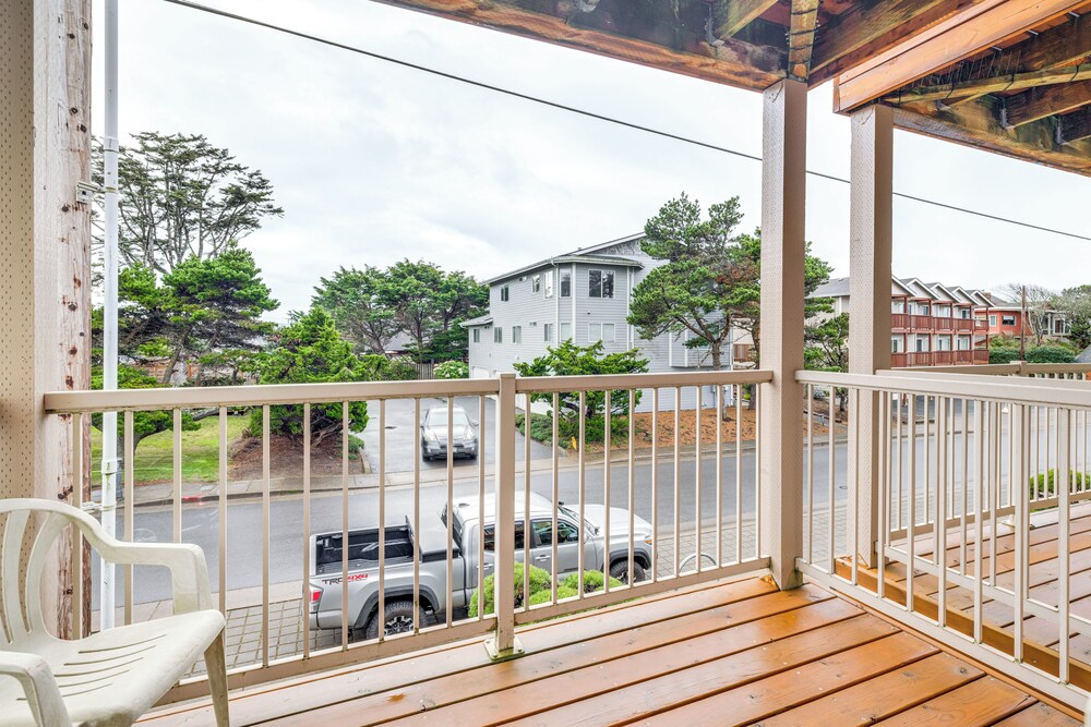 Walk to Lincoln City Beach: Townhome w/ Balconies!