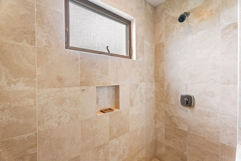 Close to Beaches & Restaurants - Spacious Townhome - Concierge Incl- Vrkcv