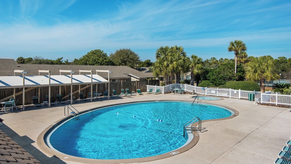 Sleeps 8 w/ Resort Pools, Tennis, Golf & Beach Access + Attraction Tickets!