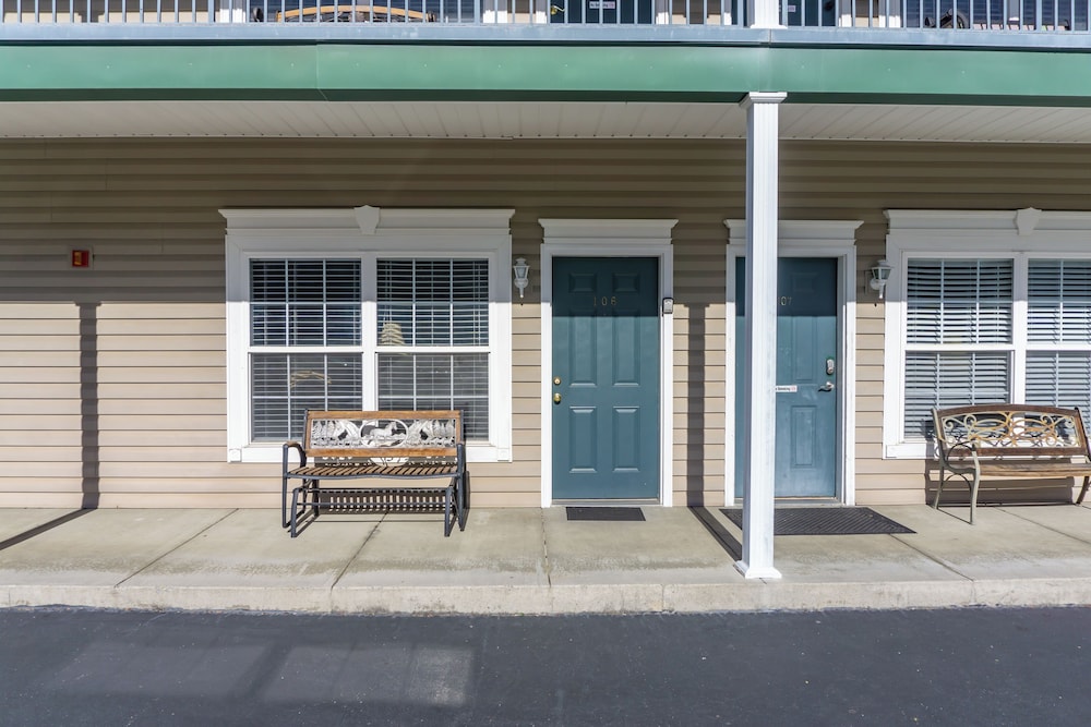 1 BR Home w/ Jetted Tub & Cozy Living Room