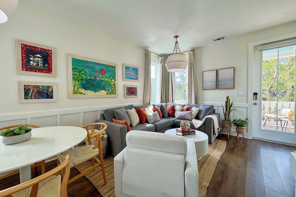 Walk to Beach: Cottage w/ Yard in Pass Christian!