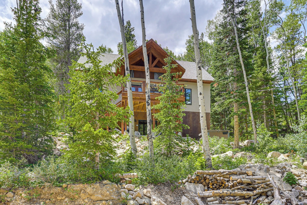 Private Hot Tub & Mountain Views: Duplex in Salida