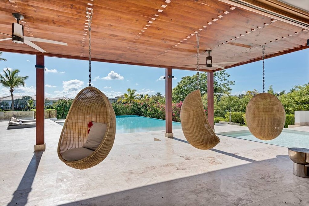 Modern Oasis Stunning Views of Golf Course River