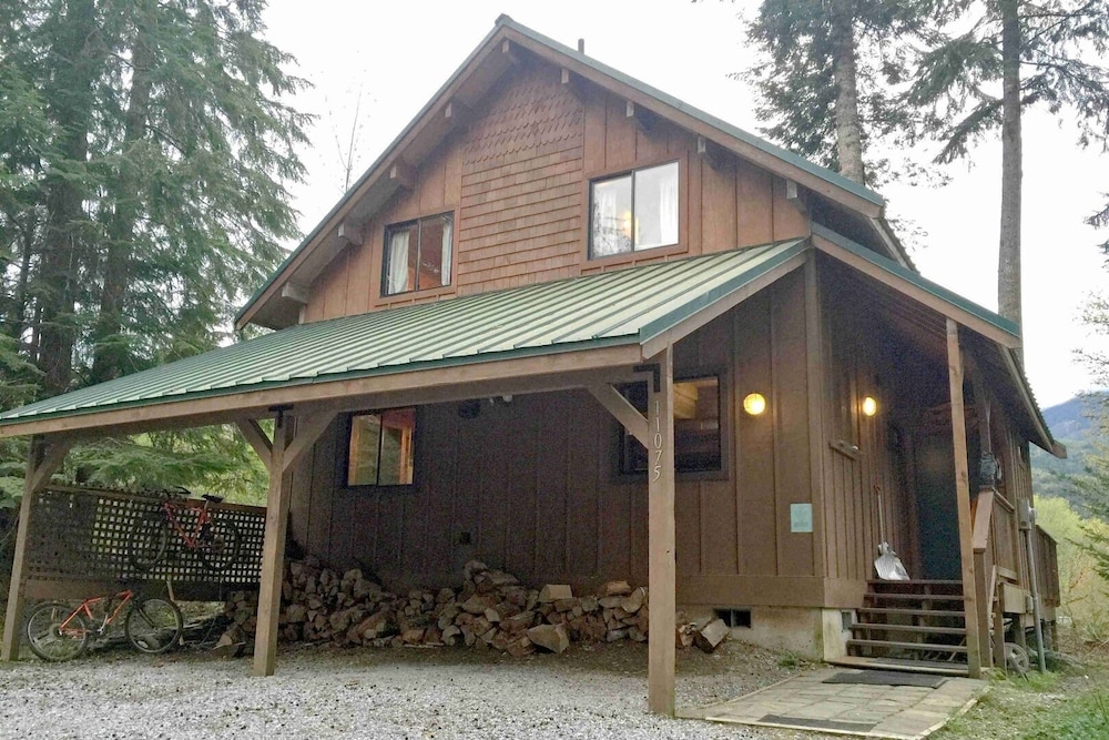44mbr - Hot Tub- Pets Ok - Wifi - Bbq - Sleeps 8 2 Bedroom Home by RedAwning