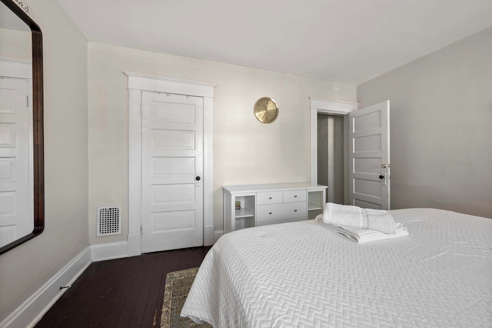 Summit Scholars Suites For 12!
