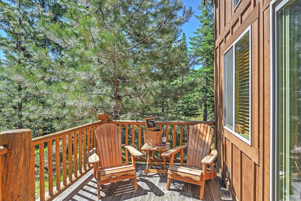 Klamath Falls Vacations - Bright Klamath Falls Cabin w/ Deck Mtn Views! - Property Image 8
