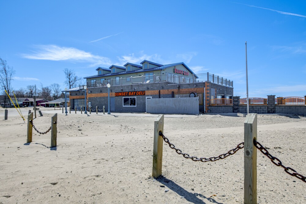 Sunset Bay Cottage: Walk to Lake Erie & Beach! view 4