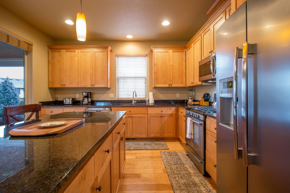 Redtail 30 Day Minimum 3 Bedroom Home by RedAwning