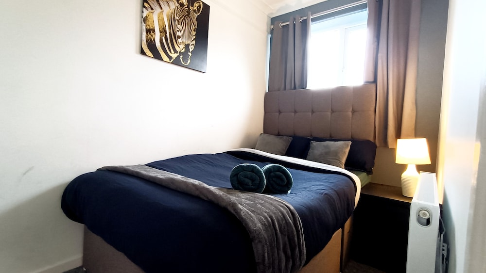 Cozy 3-Bed Family Home with Free Parking view 3