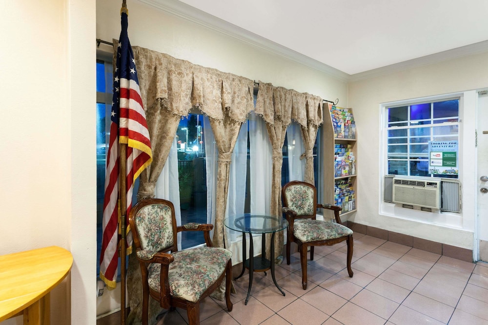 Travelodge by Wyndham El Cajon - Property Image 2