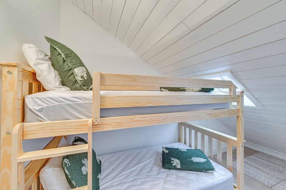 Walk to Ski Lift: Family-friendly Windham Townhome