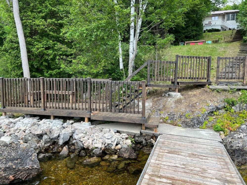 Marmora Hideaway - Peaceful Cottage w Wi-fi Clearwater