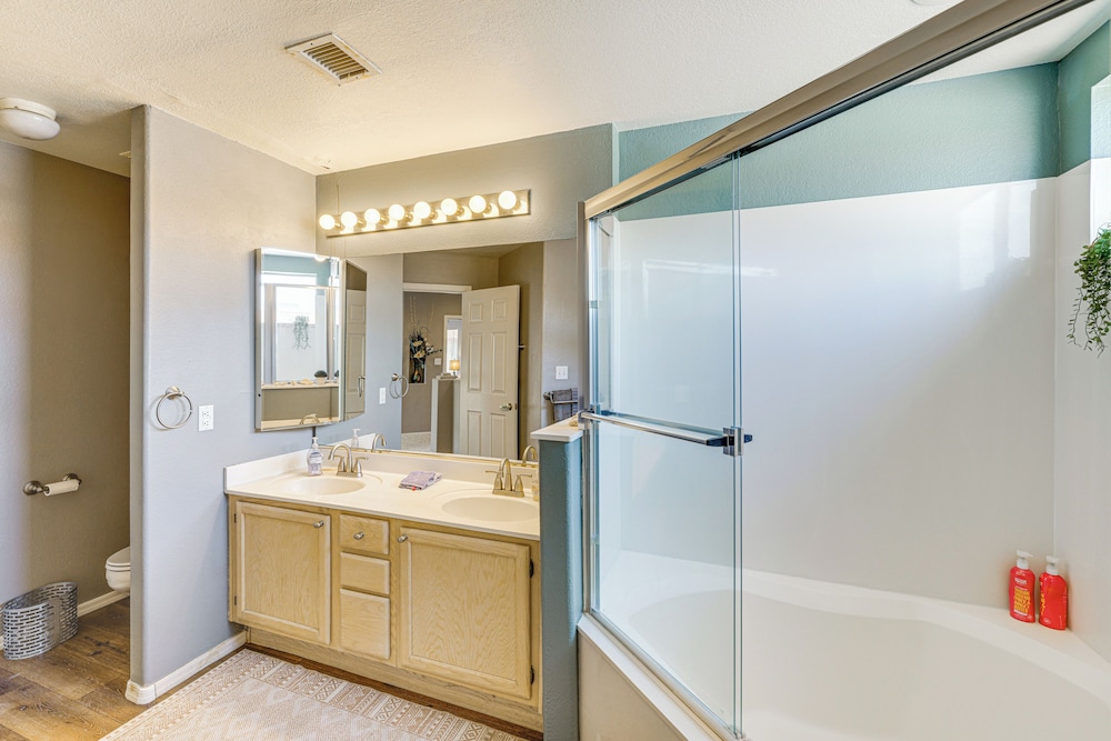 Hike & Golf! Townhouse w/ Resort Perks in PHX