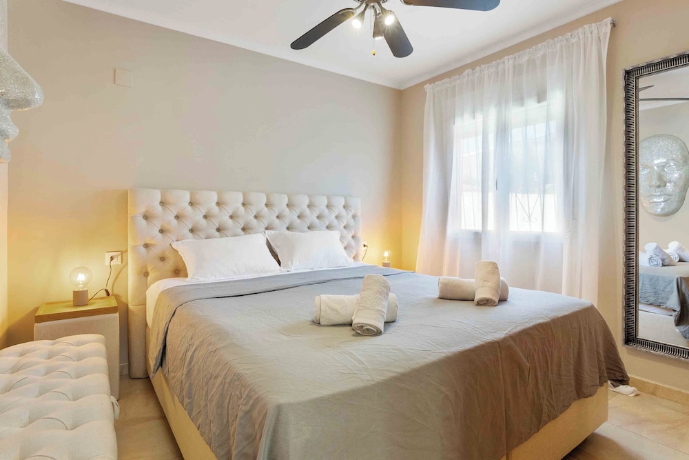 Beautiful and Cozy Villa With Private Pool in Urb, San Luis, El Chaparral, Torre