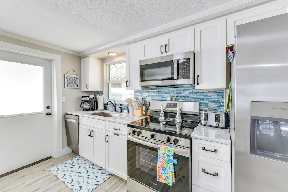 Fish, Swim & Unwind: Anna Maria Apt Steps to Beach