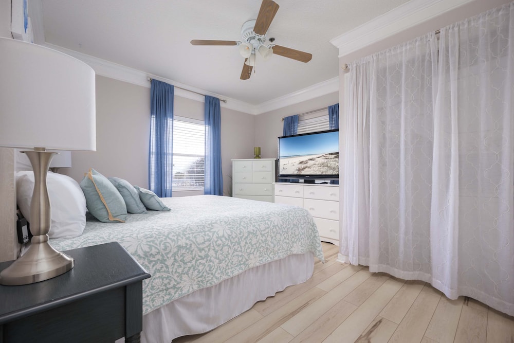 Seaside Haven: Stylish Condo, 3 Pools New Rental