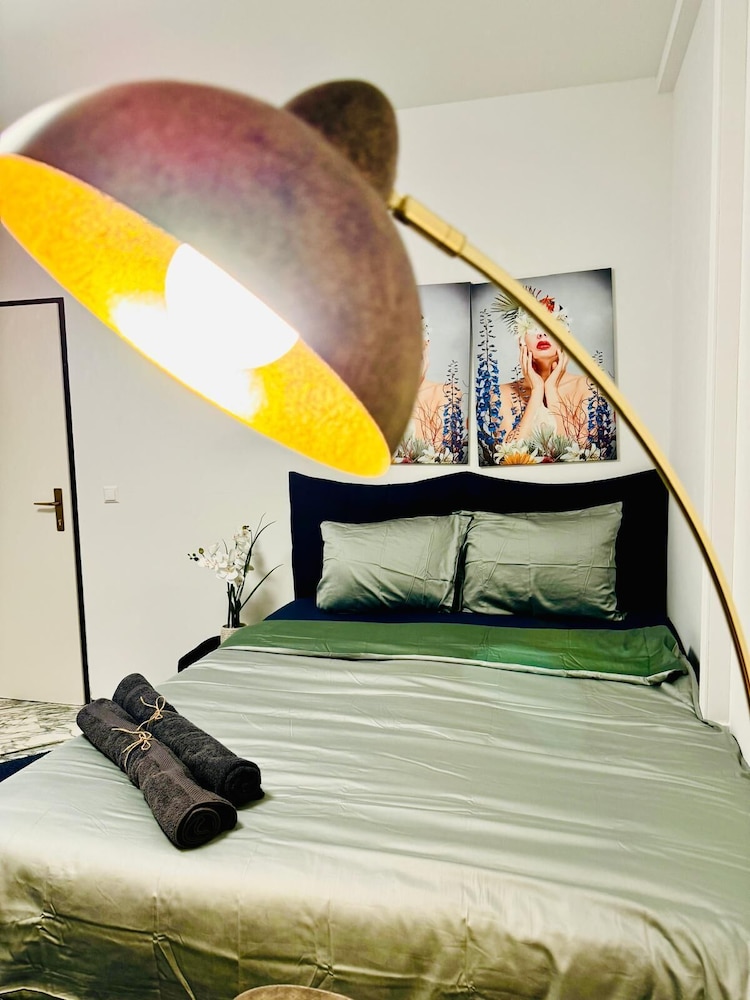 Spacious 7BR Apartment Prime Location