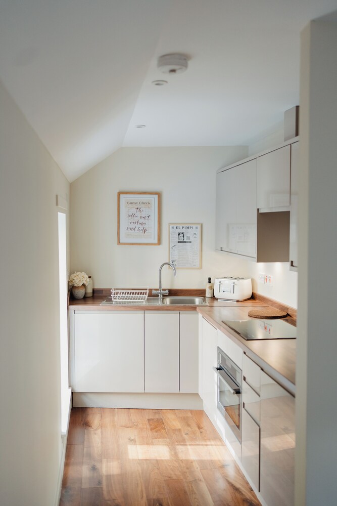 Charming Central Mews Home with Secure Parking