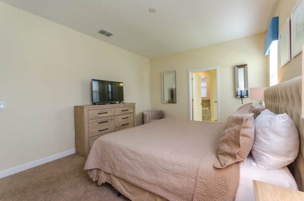 9 Bedroom 5 Bathroom in Champions Gate view 2