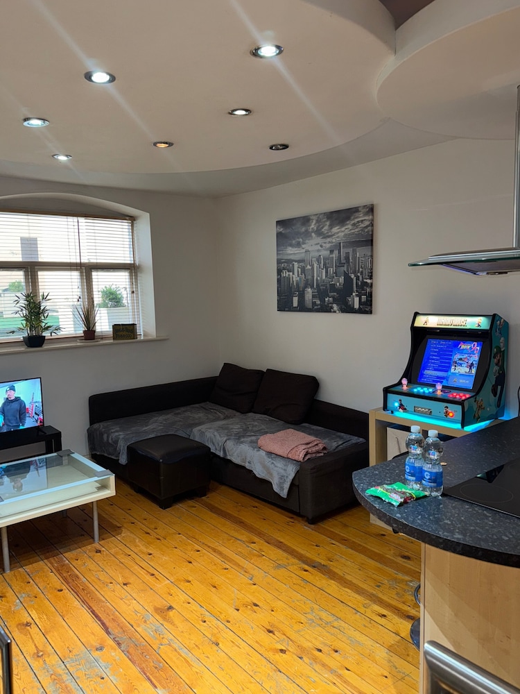 1br-wifi-freesnacks-freeparking-petsok-retroarcade