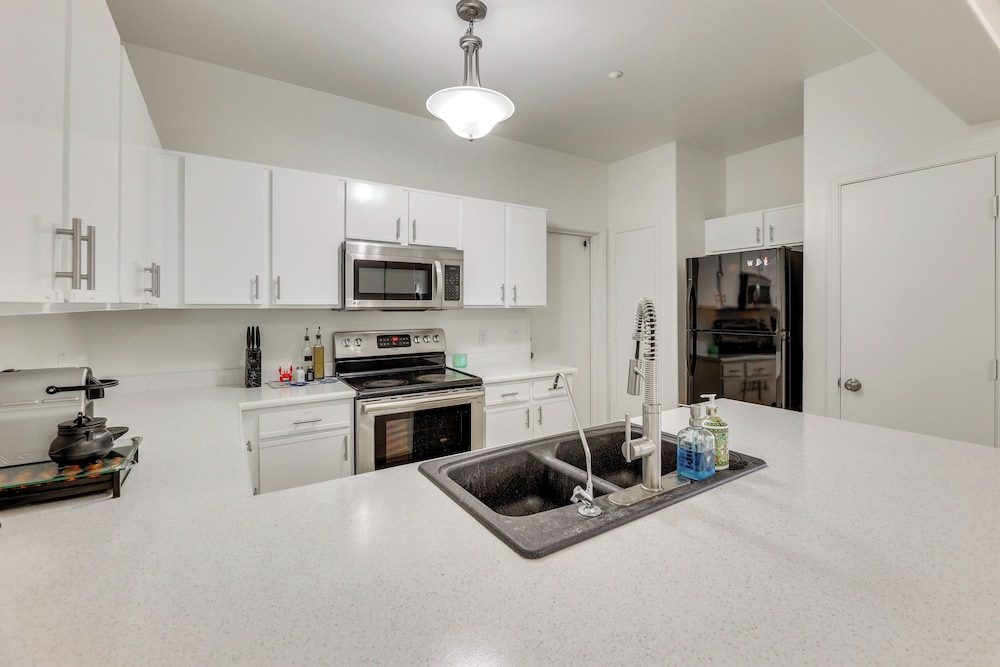 3 Mi to Dtwn: Mesa Townhome w/ Patio