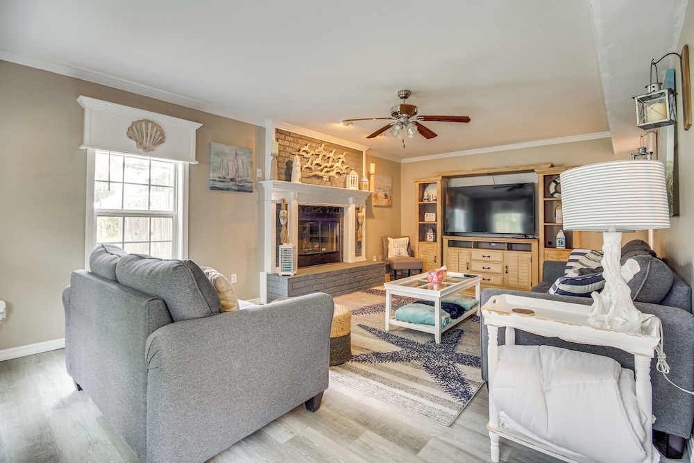 < 1 Mi to Waveland Beach: Spacious Family Home