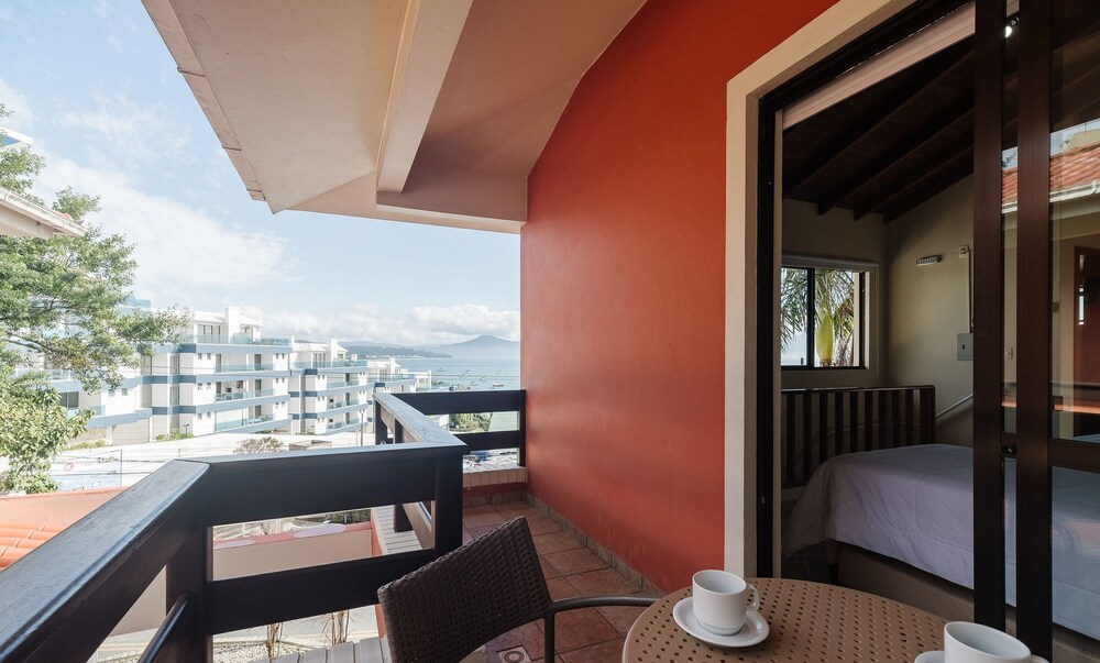JOFs Apartamentos c Piscina e Vista Mar