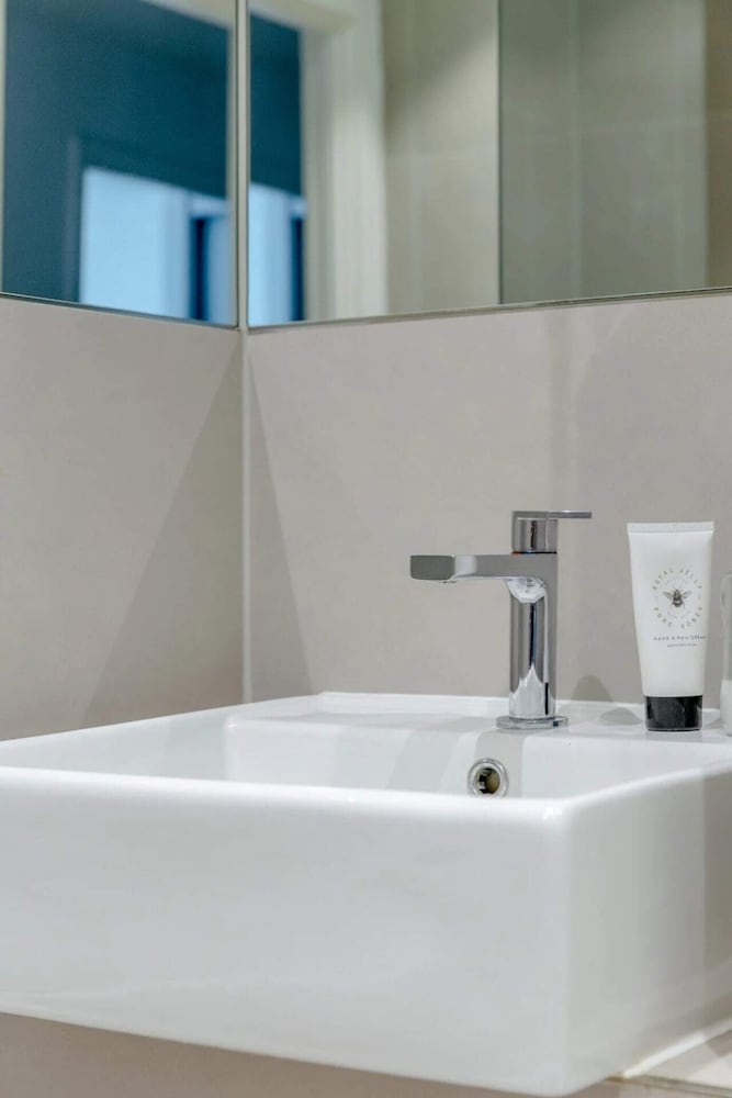 Modern 2BD Flat With a Balcony - Wandsworth