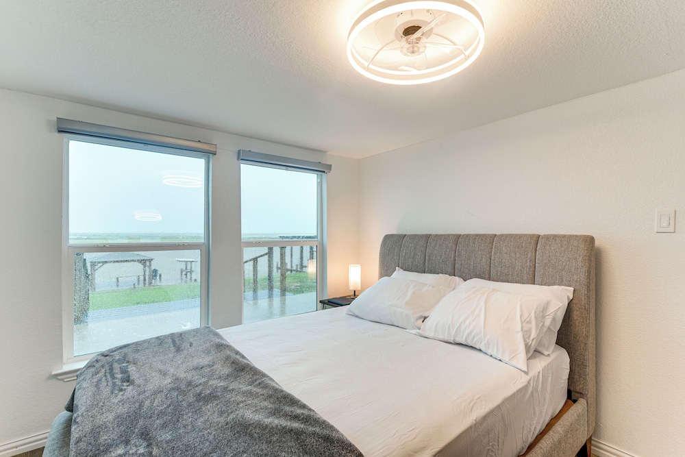 Seabreeze Retreat: Waterfront Home Near Sargent