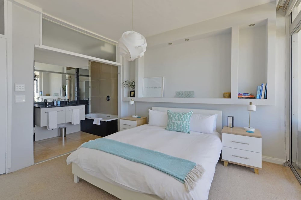 Top-floor 2-bed Beachfront Sunny Camps Bay Views