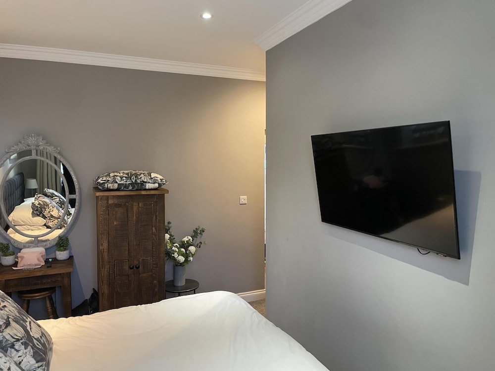 Stunning 2-bed-2bath Apt in Whitby With Parking view 5