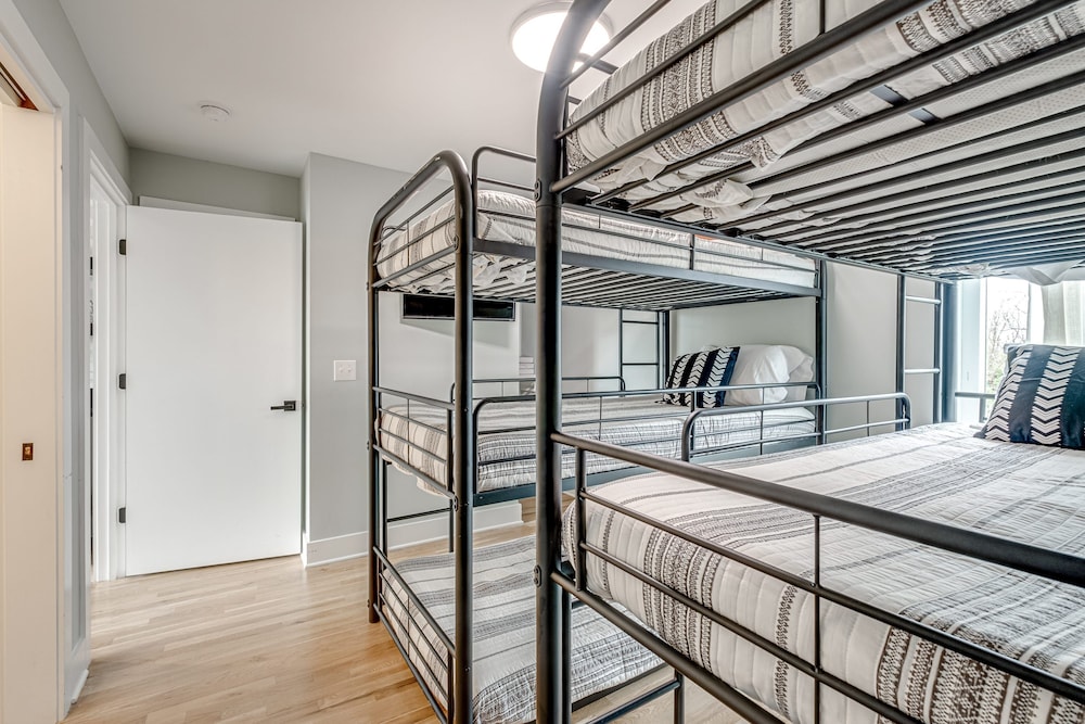 Rooftop DT City Views - Bluebird Karaoke - 14 Beds